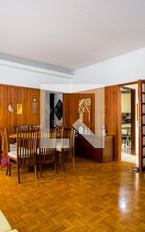 Casa à venda com 177m², 2 quartos e 3 vagas Casa à venda com 177m², 2 quartos e 3 vagasSala