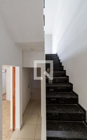 Casa de condomínio para alugar com 75m², 2 quartos e 1 vaga Casa de condomínio para alugar com 75m², 2 quartos e 1 vagaEscada