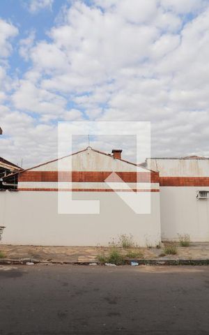 Casa para alugar com 223m², 3 quartos e 4 vagas Casa para alugar com 223m², 3 quartos e 4 vagasFachada da casa