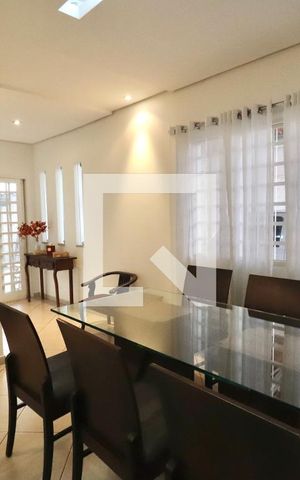 Casa para alugar com 223m², 3 quartos e 4 vagas Casa para alugar com 223m², 3 quartos e 4 vagasSala