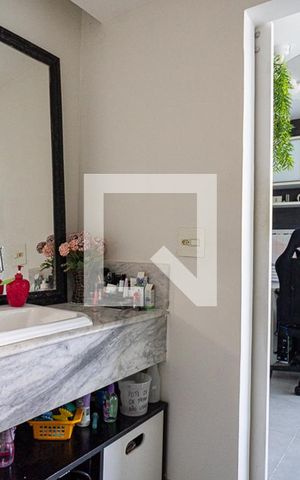 Casa de condomínio à venda com 520m², 4 quartos e 3 vagas Casa de condomínio à venda com 520m², 4 quartos e 3 vagasBanheiro da suite canadense