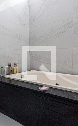 Casa de condomínio à venda com 520m², 4 quartos e 3 vagas Casa de condomínio à venda com 520m², 4 quartos e 3 vagasBanheiro da Suíte Master