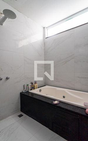 Casa de condomínio à venda com 520m², 4 quartos e 3 vagas Casa de condomínio à venda com 520m², 4 quartos e 3 vagasBanheiro da Suíte Master