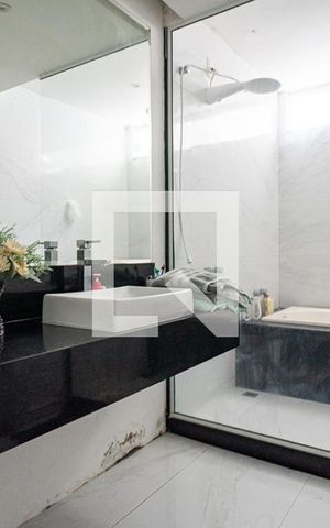 Casa de condomínio à venda com 520m², 4 quartos e 3 vagas Casa de condomínio à venda com 520m², 4 quartos e 3 vagasBanheiro da Suíte Master