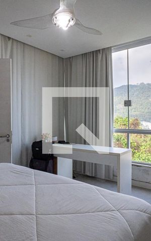 Casa de condomínio à venda com 520m², 4 quartos e 3 vagas Casa de condomínio à venda com 520m², 4 quartos e 3 vagasSuite Master