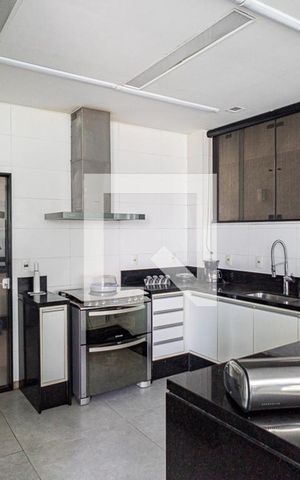 Casa de condomínio à venda com 520m², 4 quartos e 3 vagas Casa de condomínio à venda com 520m², 4 quartos e 3 vagasCozinha
