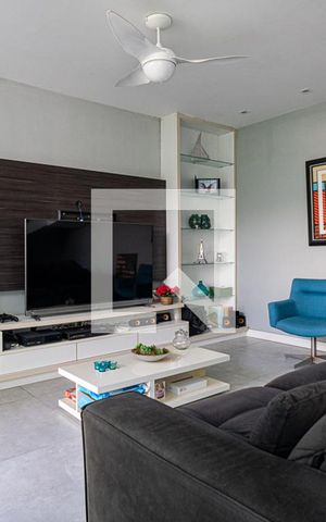 Casa de condomínio à venda com 520m², 4 quartos e 3 vagas Casa de condomínio à venda com 520m², 4 quartos e 3 vagasSala