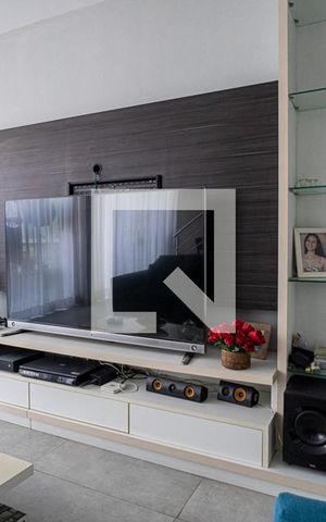 Casa de condomínio à venda com 520m², 4 quartos e 3 vagas Casa de condomínio à venda com 520m², 4 quartos e 3 vagasSala