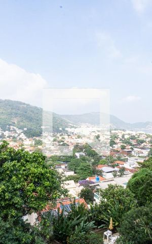 Casa de condomínio à venda com 520m², 4 quartos e 3 vagas Casa de condomínio à venda com 520m², 4 quartos e 3 vagasSala