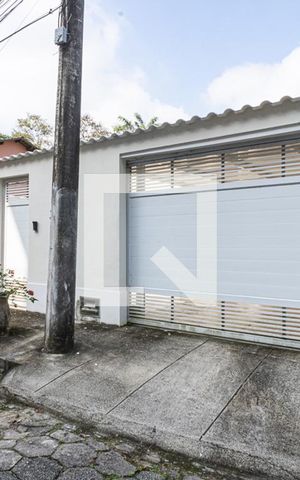 Casa de condomínio à venda com 520m², 4 quartos e 3 vagas Casa de condomínio à venda com 520m², 4 quartos e 3 vagasFachada