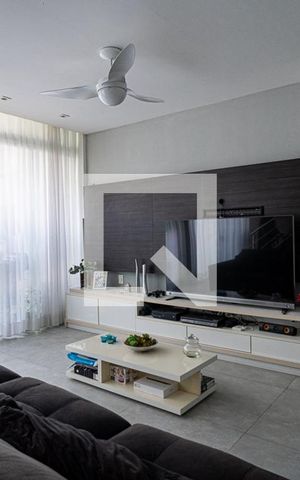 Casa de condomínio à venda com 520m², 4 quartos e 3 vagas Casa de condomínio à venda com 520m², 4 quartos e 3 vagasSala