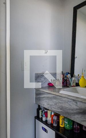 Casa de condomínio à venda com 520m², 4 quartos e 3 vagas Casa de condomínio à venda com 520m², 4 quartos e 3 vagasBanheiro da suite canadense