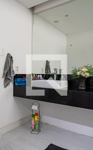 Casa de condomínio à venda com 520m², 4 quartos e 3 vagas Casa de condomínio à venda com 520m², 4 quartos e 3 vagasBanheiro da Suíte Master