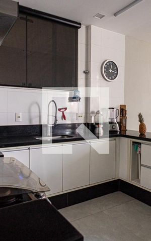 Casa de condomínio à venda com 520m², 4 quartos e 3 vagas Casa de condomínio à venda com 520m², 4 quartos e 3 vagasCozinha