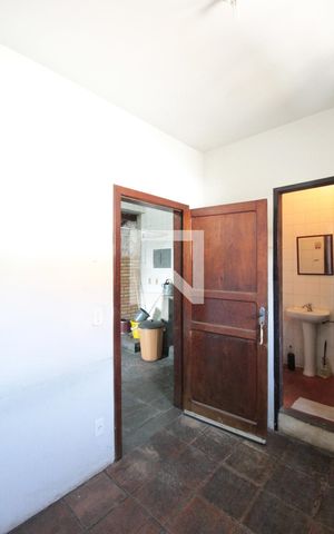 Casa à venda com 315m², 5 quartos e 3 vagasQuarto de Serviço