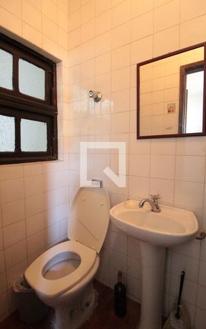 Casa à venda com 315m², 5 quartos e 3 vagasBanheiro de Serviço