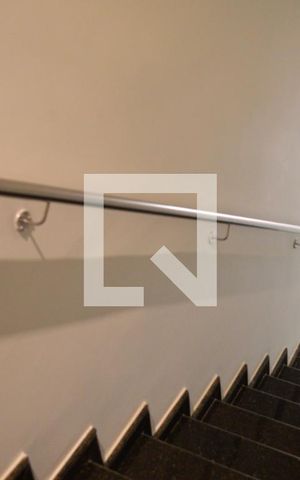 Casa de condomínio à venda com 160m², 3 quartos e 4 vagasEscada