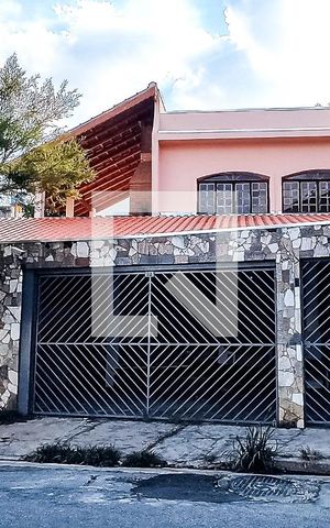 Casa à venda com 464m², 3 quartos e 4 vagas Casa à venda com 464m², 3 quartos e 4 vagasFachada