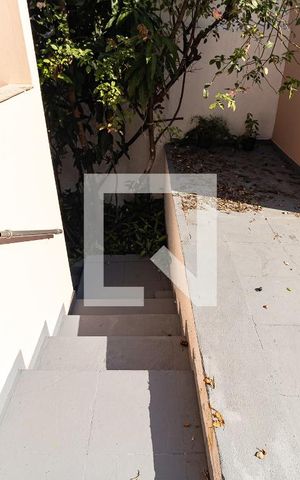 Casa à venda com 464m², 3 quartos e 4 vagas Casa à venda com 464m², 3 quartos e 4 vagasEscada