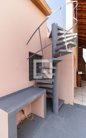 Casa à venda com 464m², 3 quartos e 4 vagas Casa à venda com 464m², 3 quartos e 4 vagasEscada