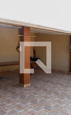 Casa à venda com 320m², 4 quartos e 2 vagas Casa à venda com 320m², 4 quartos e 2 vagasSacada
