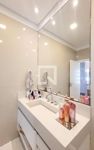Casa de condomínio à venda com 329m², 4 quartos e 4 vagas Casa de condomínio à venda com 329m², 4 quartos e 4 vagasBanheiro Suite 3