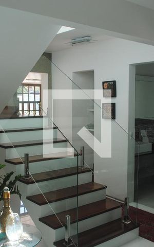 Casa para alugar com 400m², 4 quartos e 3 vagasEscada