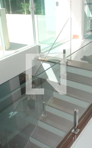 Casa para alugar com 400m², 4 quartos e 3 vagasEscada