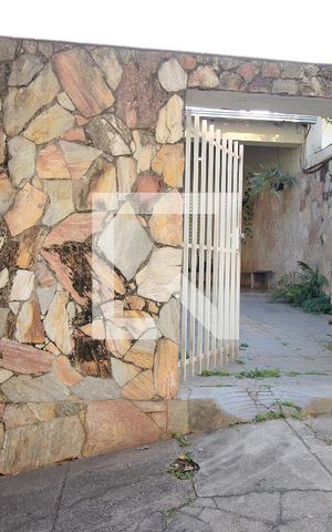 Casa à venda com 350m², 6 quartos e 2 vagas Casa à venda com 350m², 6 quartos e 2 vagasFachada