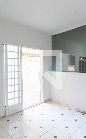Casa à venda com 180m², 4 quartos e 2 vagas Casa à venda com 180m², 4 quartos e 2 vagasCopa