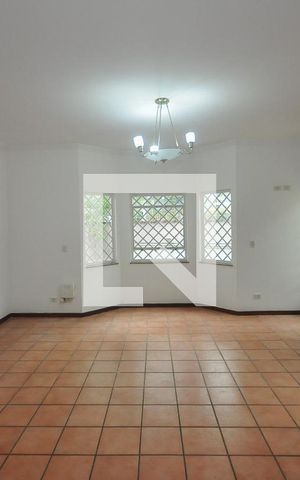 Casa à venda com 350m², 3 quartos e 6 vagas Casa à venda com 350m², 3 quartos e 6 vagasSala