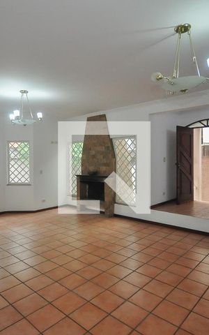 Casa à venda com 350m², 3 quartos e 6 vagas Casa à venda com 350m², 3 quartos e 6 vagasSala