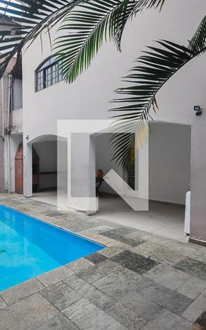 Casa à venda com 350m², 3 quartos e 6 vagas Casa à venda com 350m², 3 quartos e 6 vagasPiscina