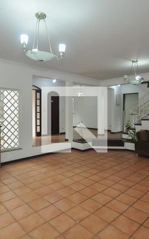 Casa à venda com 350m², 3 quartos e 6 vagas Casa à venda com 350m², 3 quartos e 6 vagasSala