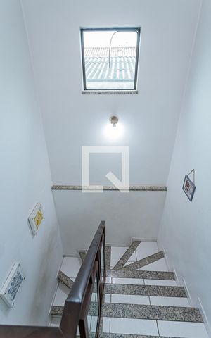 Casa à venda com 168m², 3 quartos e 4 vagas Casa à venda com 168m², 3 quartos e 4 vagasEscada