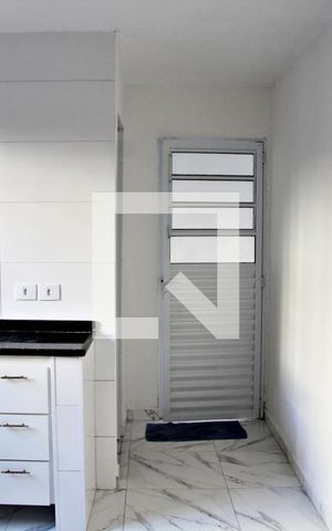 Casa para alugar com 80m², 2 quartos e sem vagaSala e Cozinha integrada / Porta da acesso a Area de Serviço 