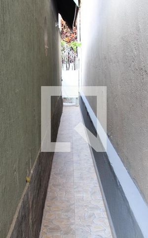 Casa para alugar com 80m², 2 quartos e sem vagaCorredor acesso ao portão 