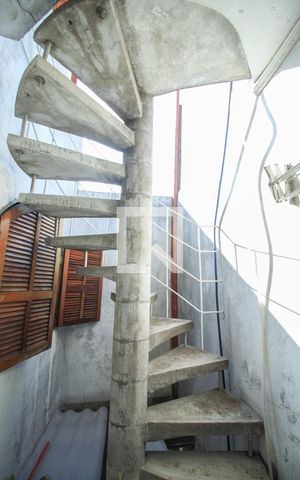 Casa à venda com 258m², 4 quartos e 4 vagas Casa à venda com 258m², 4 quartos e 4 vagasEscada