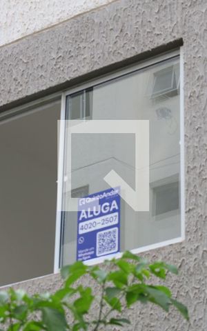 Apartamento para alugar com 49m², 2 quartos e sem vagaPlaca instalada na janela do apartamento - 1º andar