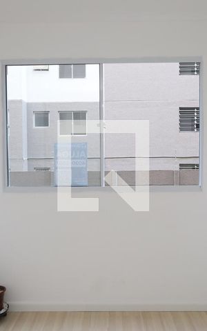 Apartamento para alugar com 49m², 2 quartos e sem vagaPlaca instalada na janela do apartamento - 1º andar