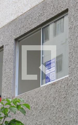 Apartamento para alugar com 49m², 2 quartos e sem vagaPlaca instalada na janela do apartamento - 1º andar