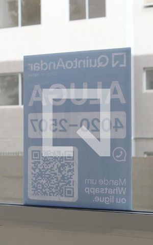 Apartamento para alugar com 49m², 2 quartos e sem vagaPlaca instalada na janela do apartamento - 1º andar