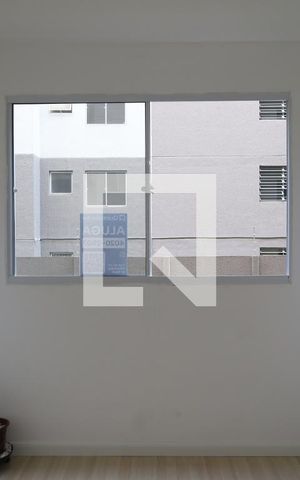 Apartamento para alugar com 49m², 2 quartos e sem vagaPlaca instalada na janela do apartamento - 1º andar