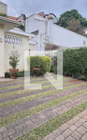 Casa à venda com 330m², 3 quartos e 3 vagas Casa à venda com 330m², 3 quartos e 3 vagasQuintal