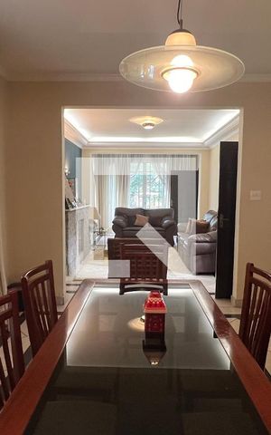 Casa à venda com 330m², 3 quartos e 3 vagas Casa à venda com 330m², 3 quartos e 3 vagasSala de Jantar