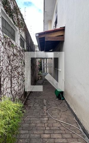 Casa à venda com 330m², 3 quartos e 3 vagas Casa à venda com 330m², 3 quartos e 3 vagasCorredor lateral