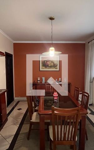 Casa à venda com 330m², 3 quartos e 3 vagas Casa à venda com 330m², 3 quartos e 3 vagasSala de Jantar