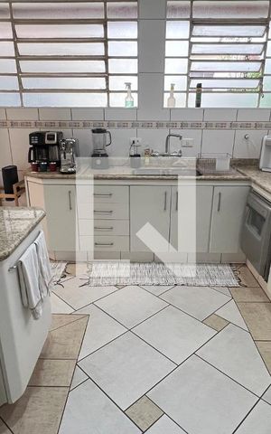 Casa à venda com 330m², 3 quartos e 3 vagas Casa à venda com 330m², 3 quartos e 3 vagasCozinha