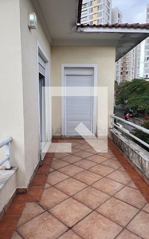 Casa à venda com 330m², 3 quartos e 3 vagas Casa à venda com 330m², 3 quartos e 3 vagasSacada do quarto 2