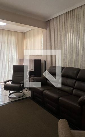 Casa à venda com 330m², 3 quartos e 3 vagas Casa à venda com 330m², 3 quartos e 3 vagasSala de TV